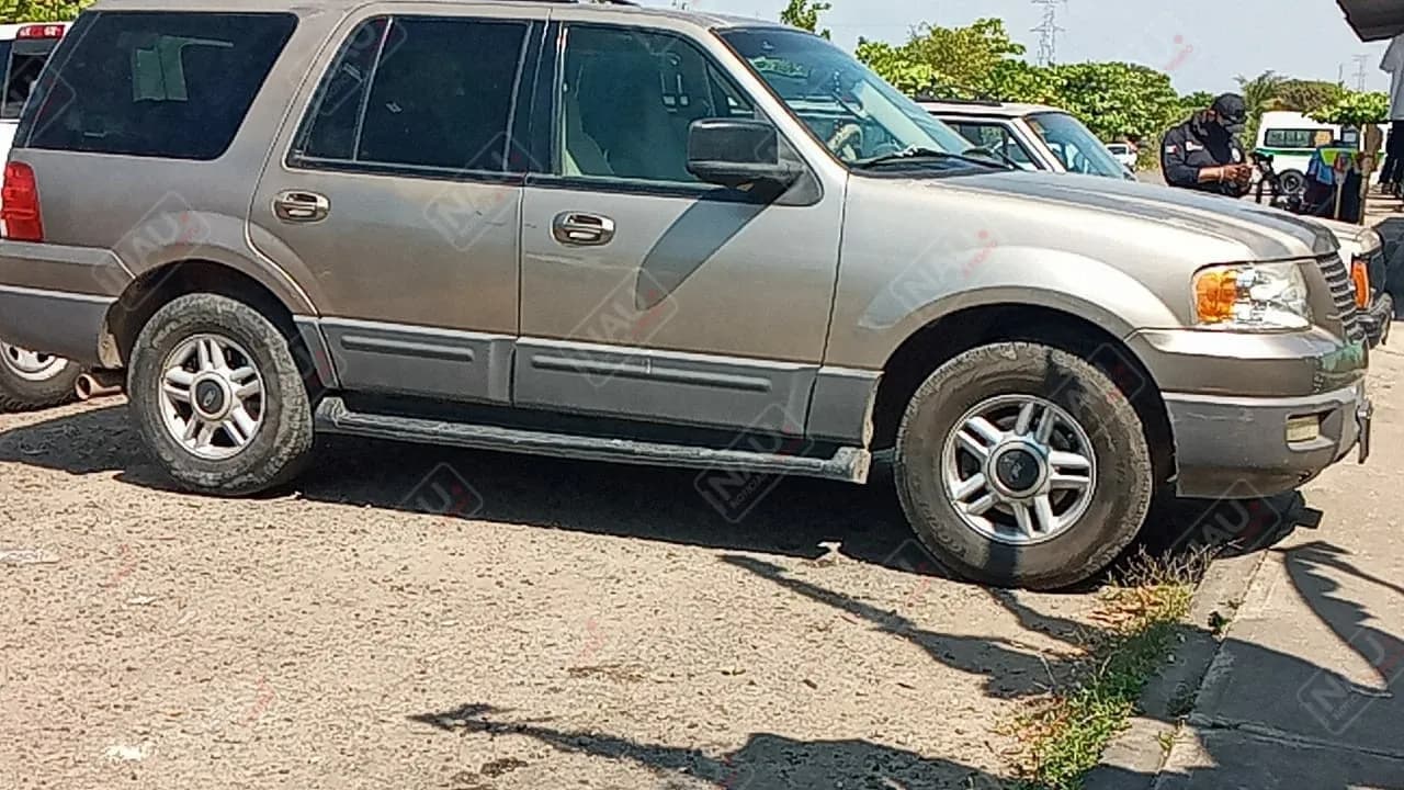 Presuntos Vendedores de droga abandonan camioneta