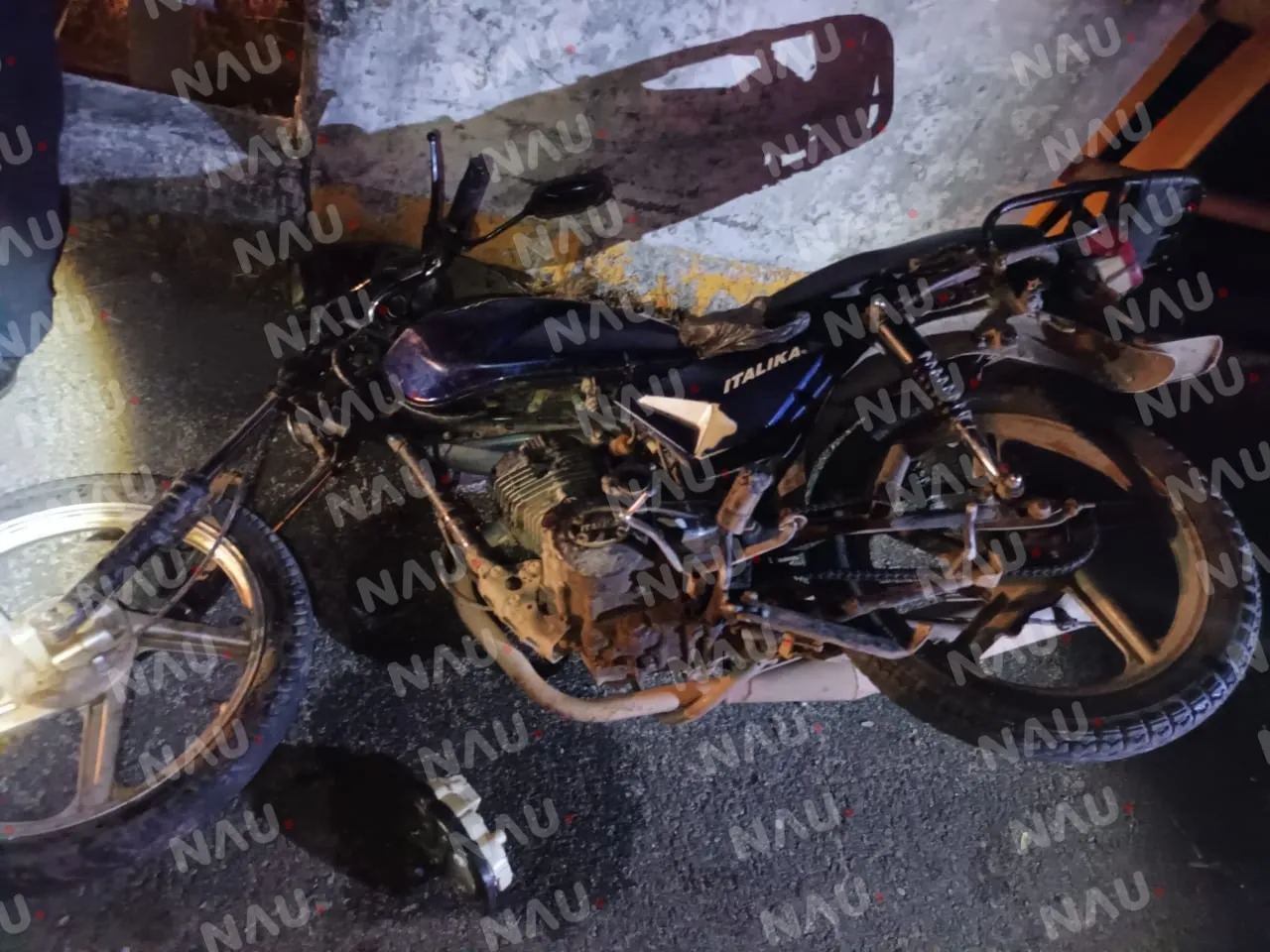 Motociclista se impacta por alcance contra taxi