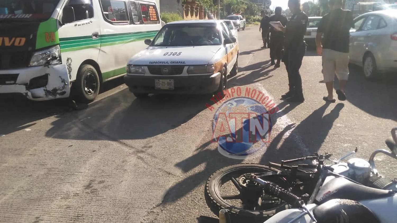 Motociclista lesionado al ser impactado por una combi colectiva