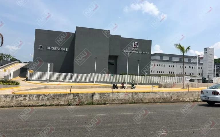Roban vehículo frente al Nuevo Hospital del IMSS