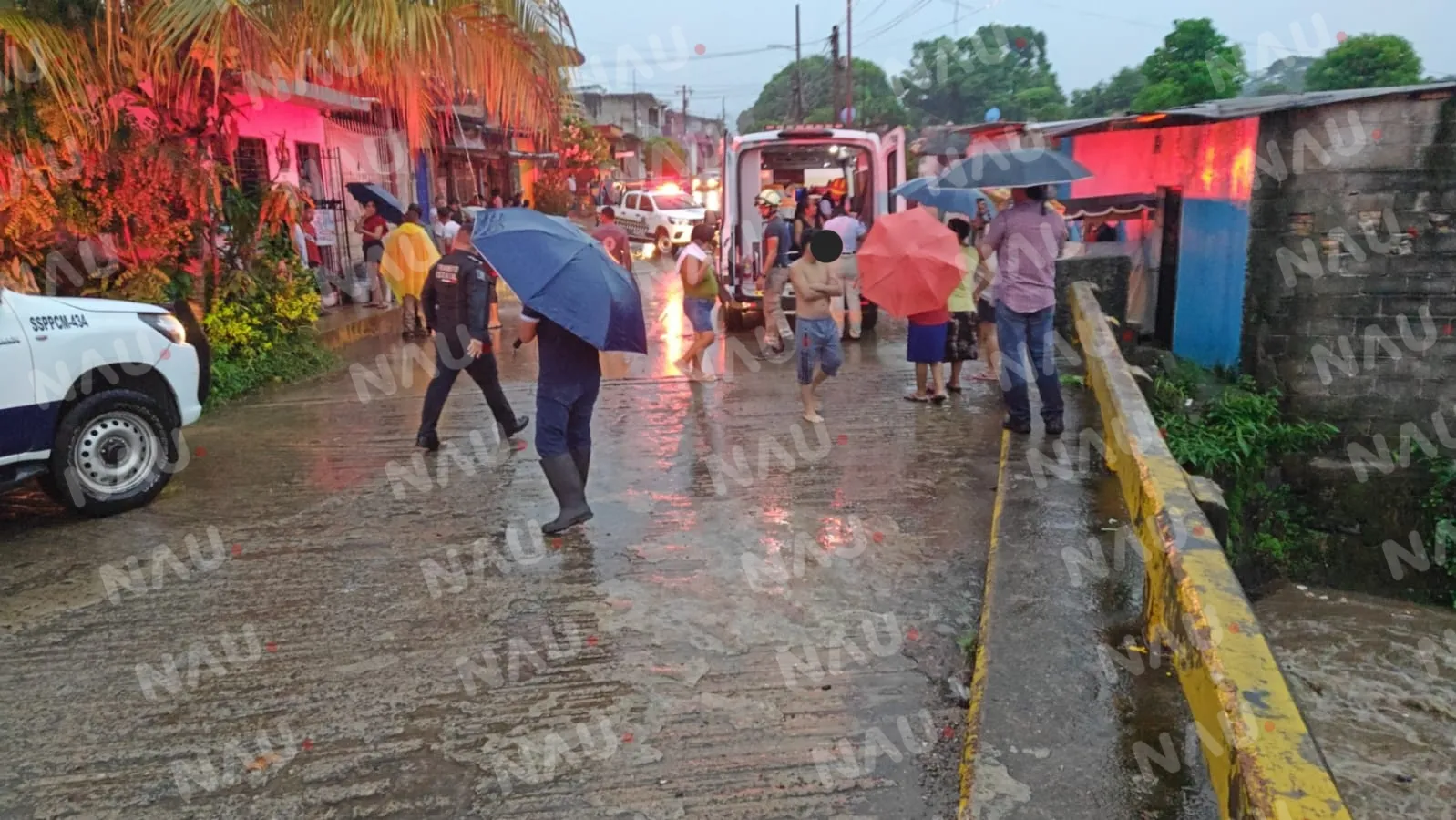 Rescate Dramático en Tapachula: Mujer Atrapada por Inundaciones