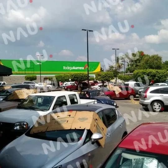 Delincuentes se roban un vehículo en el estacionamiento de Bodegas Aurrera de la 4a sur