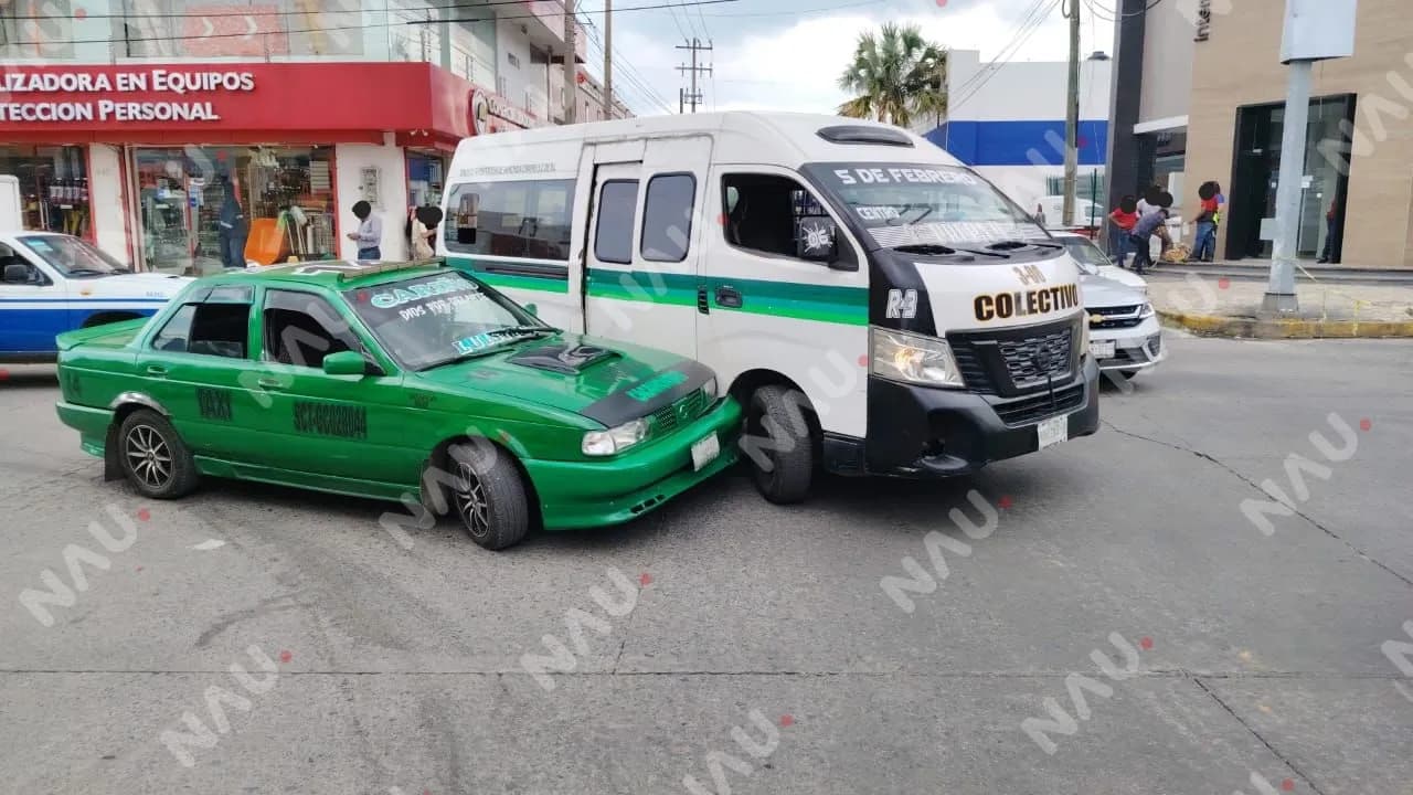 Choque entre taxi y Urban deja daños menores en Tapachula