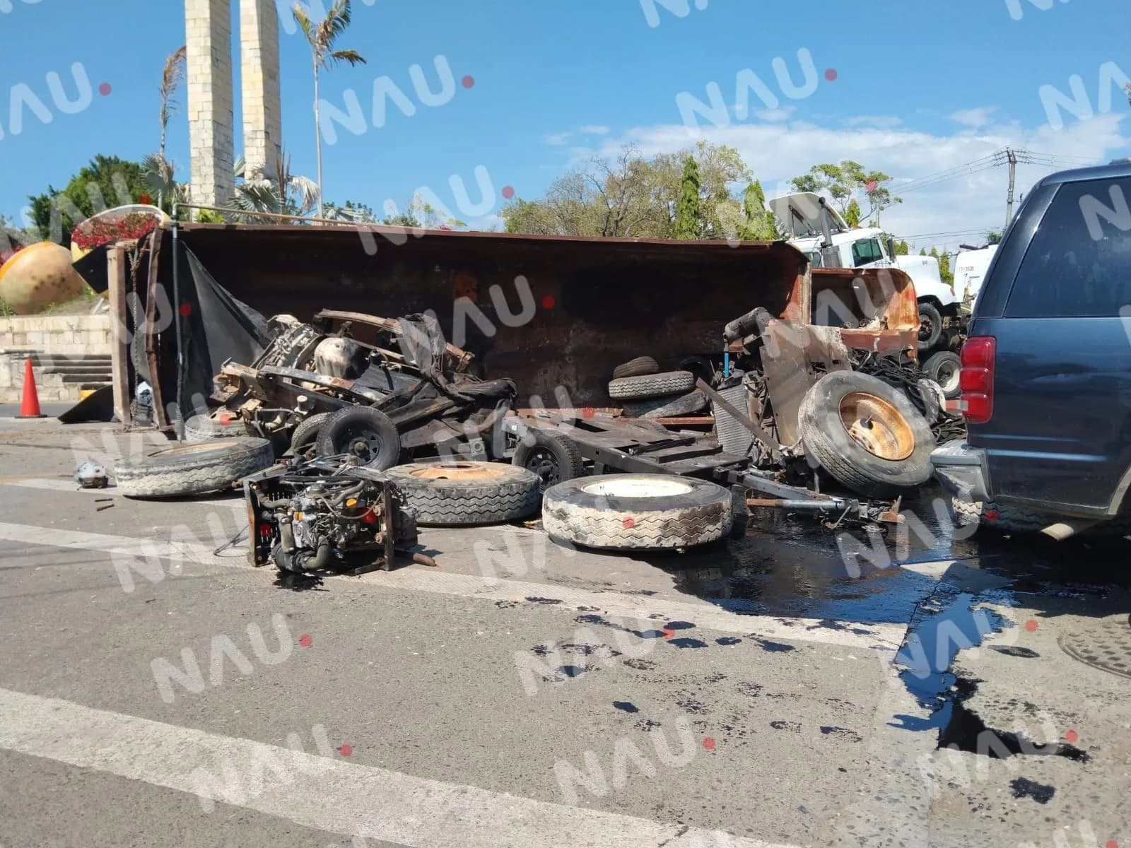 Vuelca camión cargado de motores en la fuente atzacua