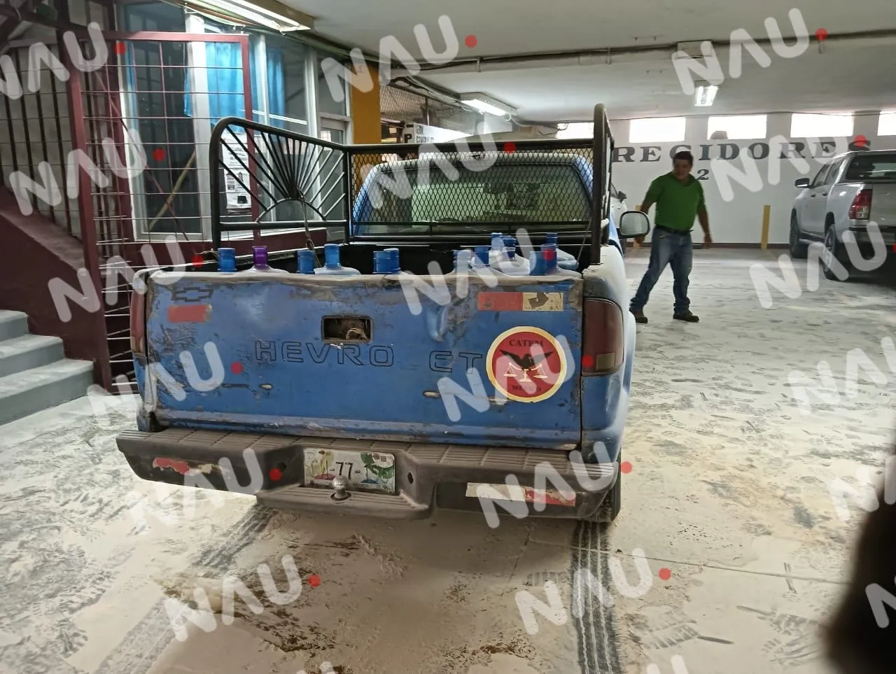 “Vídeo” Conato de incendio en un vehículo en el sótano del Palacio Municipal de Tapachula moviliza a bomberos