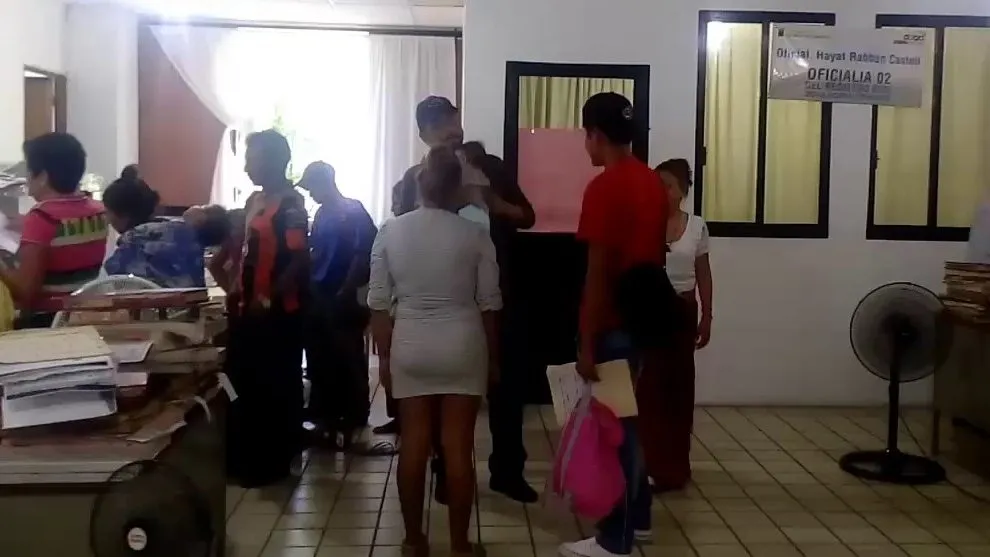 Ocho días sin saber de la oficial del registro civil