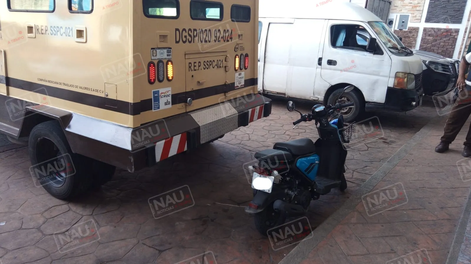 Motocicleta termina bajo camión de valores