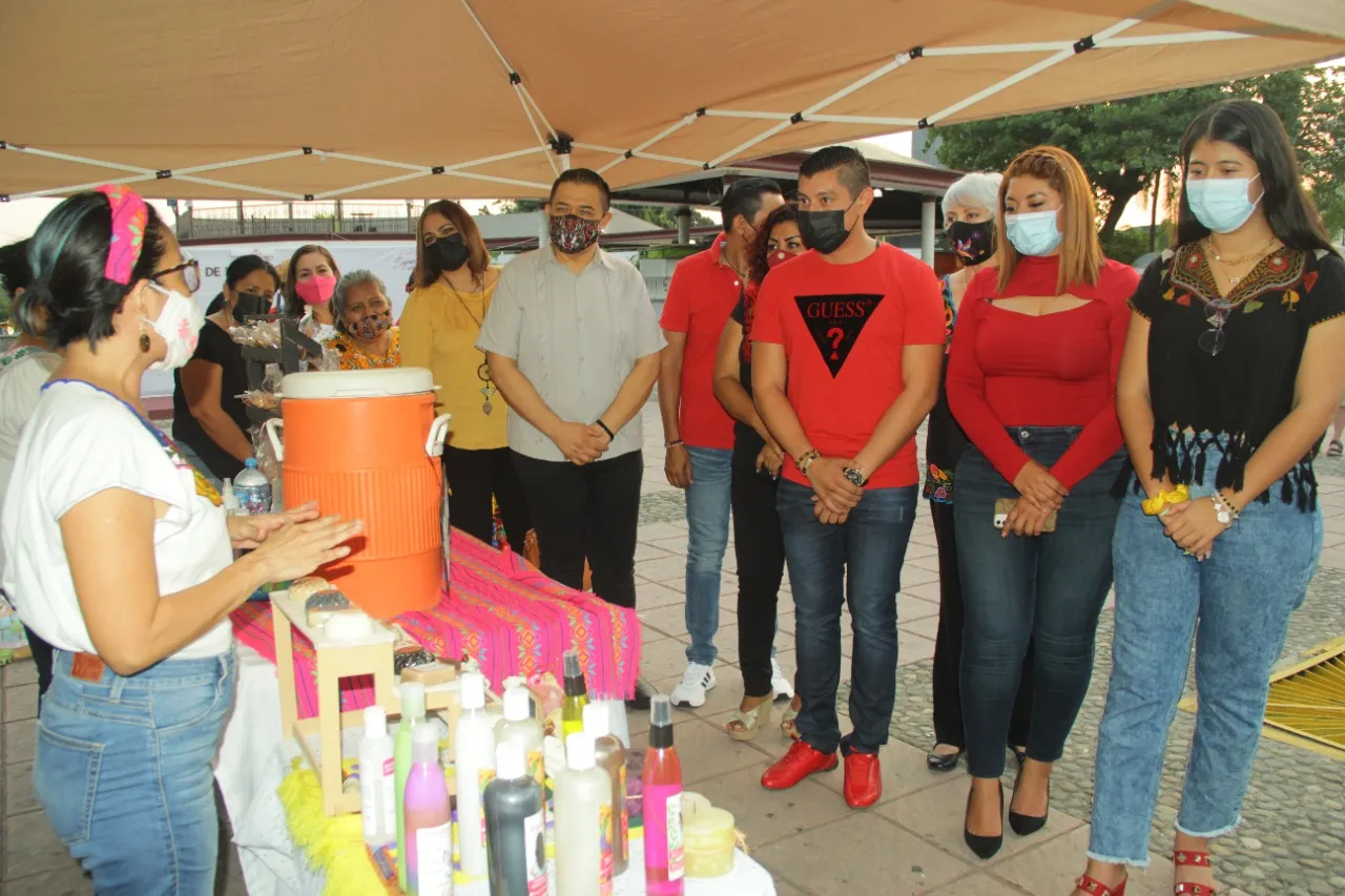 PONEN EN MARCHA BAZAR ARTESANAL DE EMPRENDEDORES EN PARQUE BICENTENARIO