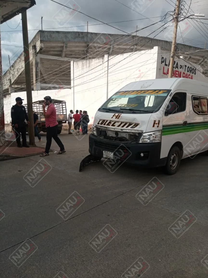 Choque de una combi de pasaje y un particular, deja tres heridos