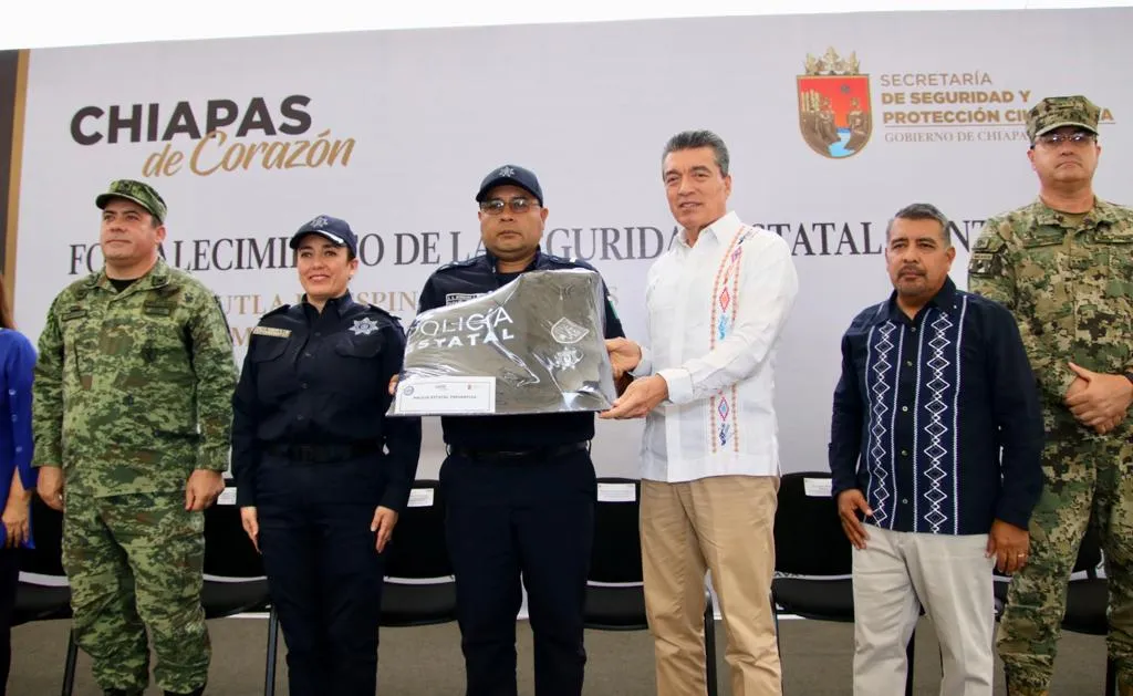 Entrega Rutilio Escandón vehículos, equipamiento, uniformes e incentivos a elementos de la SSyPC