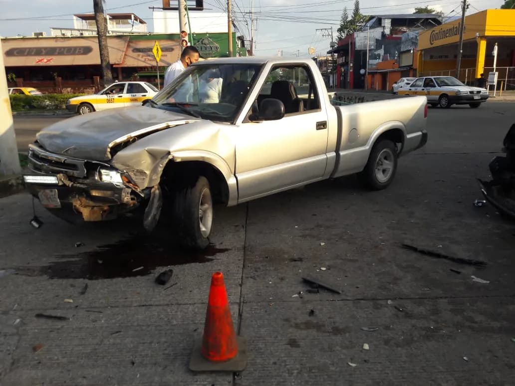 Abandona vehículo tras accidente