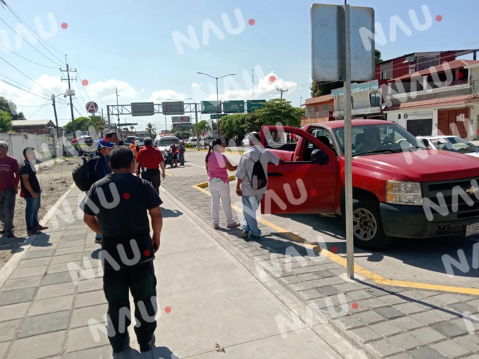 Motocilista lesionado al ser embestido por una camioneta