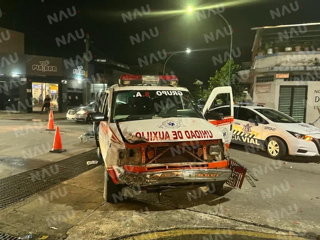 Chocan una ambulancia en la 9a oriente y 7a avenida norte