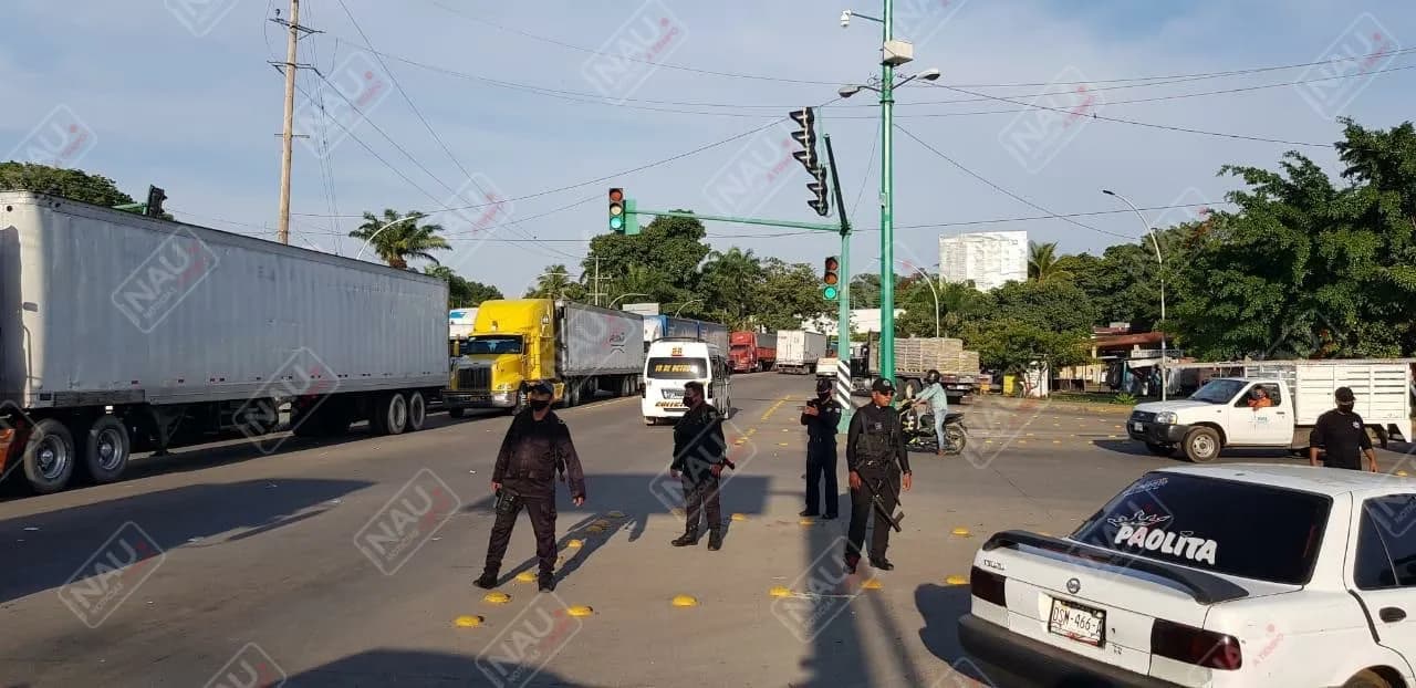 Liberan choferes del transporte público la entrada a Tapachula, frente al IMSS