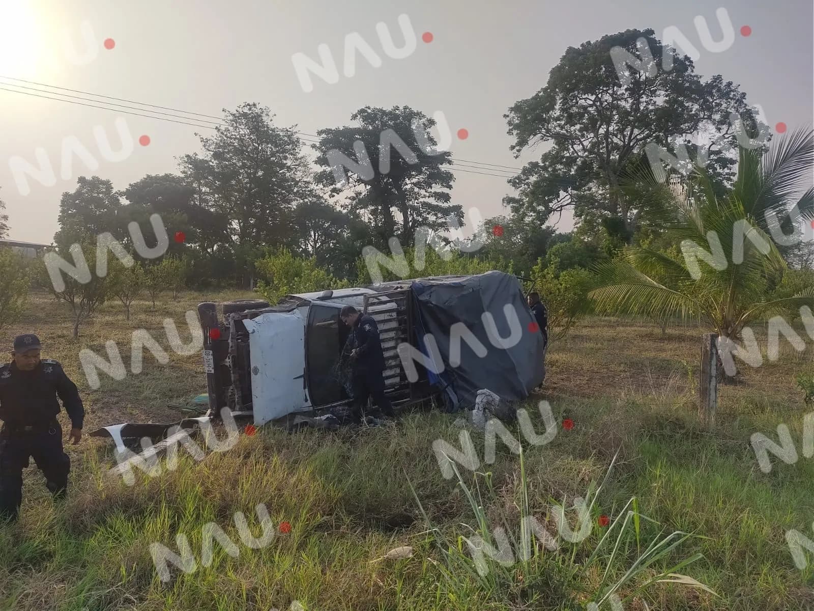 Vuelca camioneta y fue abandonada