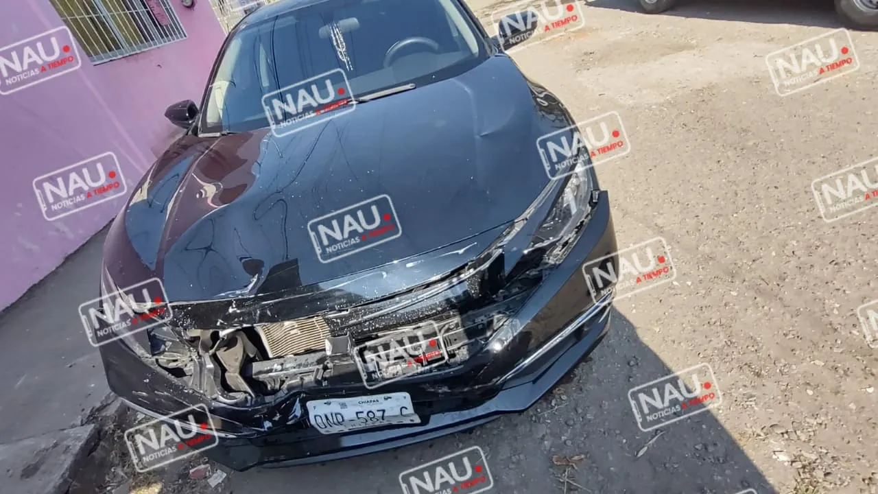 Daños materiales en accidente vial.