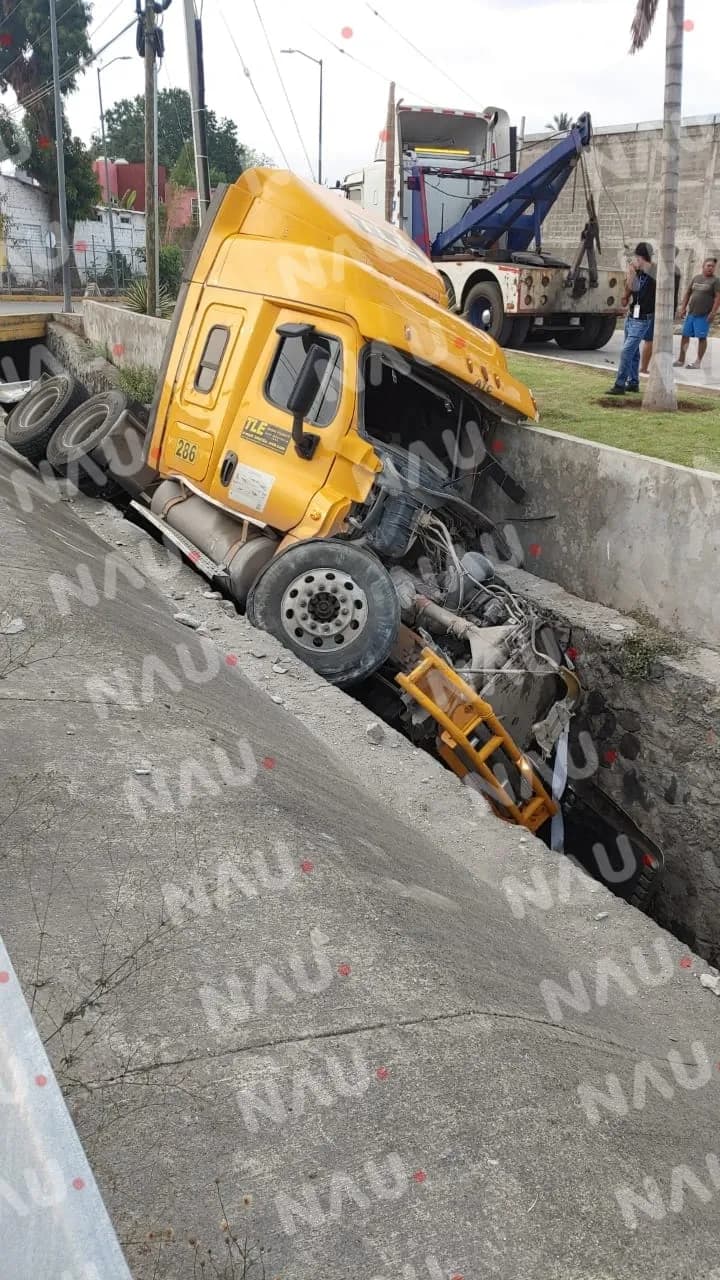 El Choque de un cabezal de tráiler y vehículo compacto deja daños materiales por más de 300 mil pesos en el libramiento Sur oriente y entrada a casas GEO