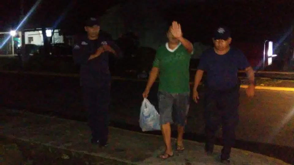 Detenido por tirar basura en la vía publica
