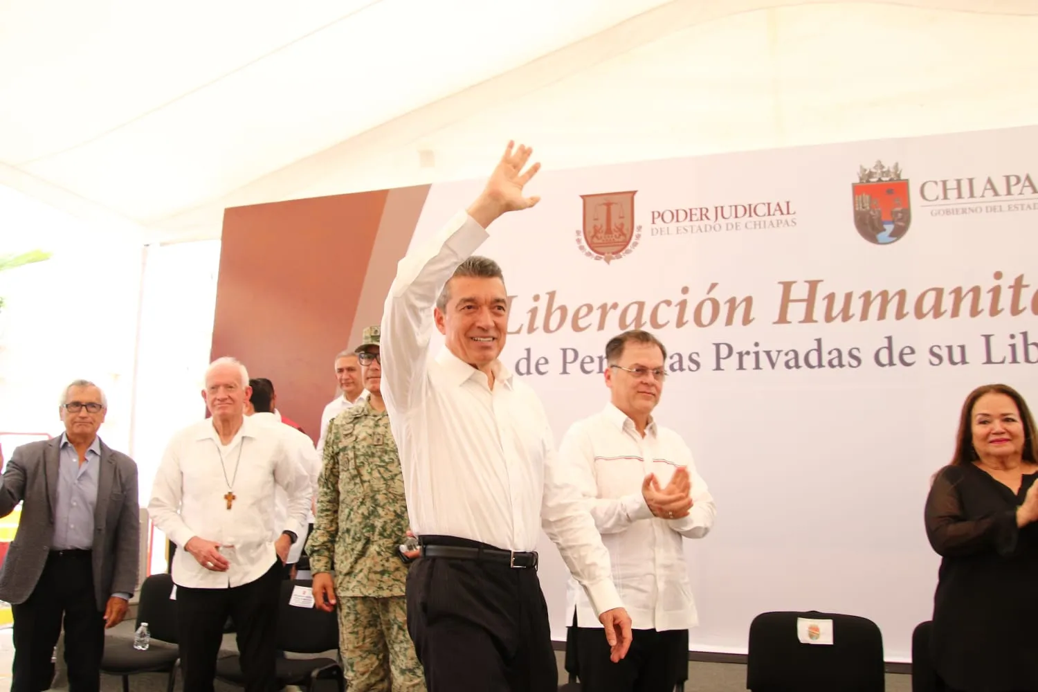 Entrega Rutilio Escandón actas de liberación por razones humanitarias a 406 personas