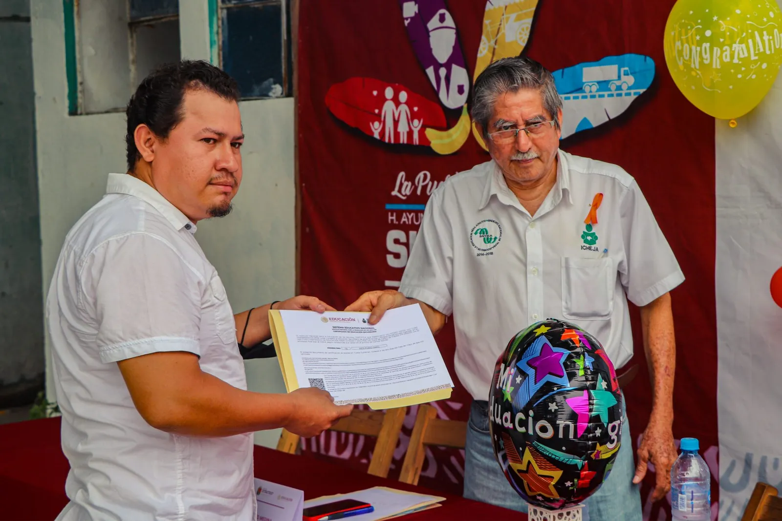 DIF SUCHIATE E ICHEJA ENTREGAN CERTIFICADOS DE PRIMARIA Y SECUNDARIA.