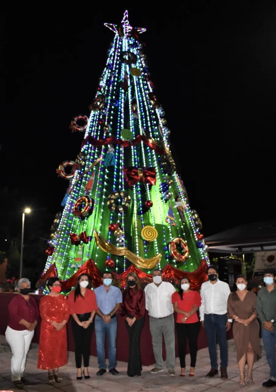 ENCIENDE AYUNTAMIENTO DE TAPACHULA EL ÁRBOL DE NAVIDAD