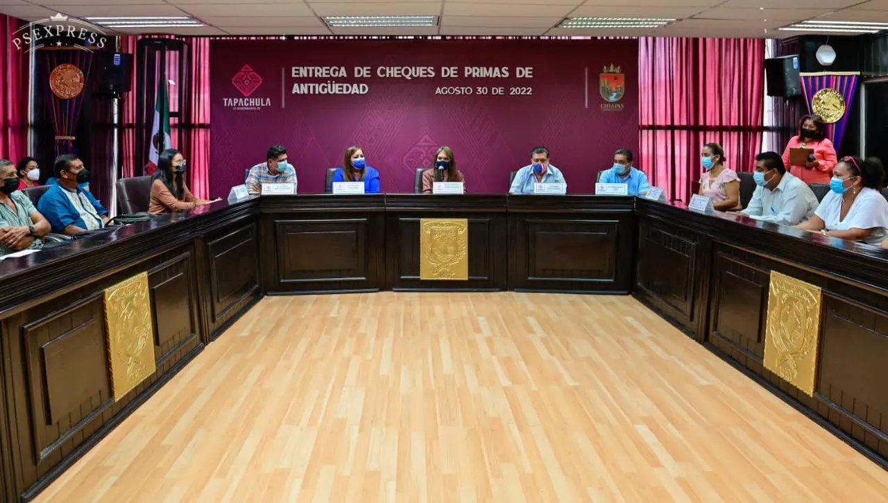 ENTREGA ROSY URBINA CHEQUES POR PRIMAS DE ANTIGÜEDAD A TRABAJADORES MUNICIPALES
