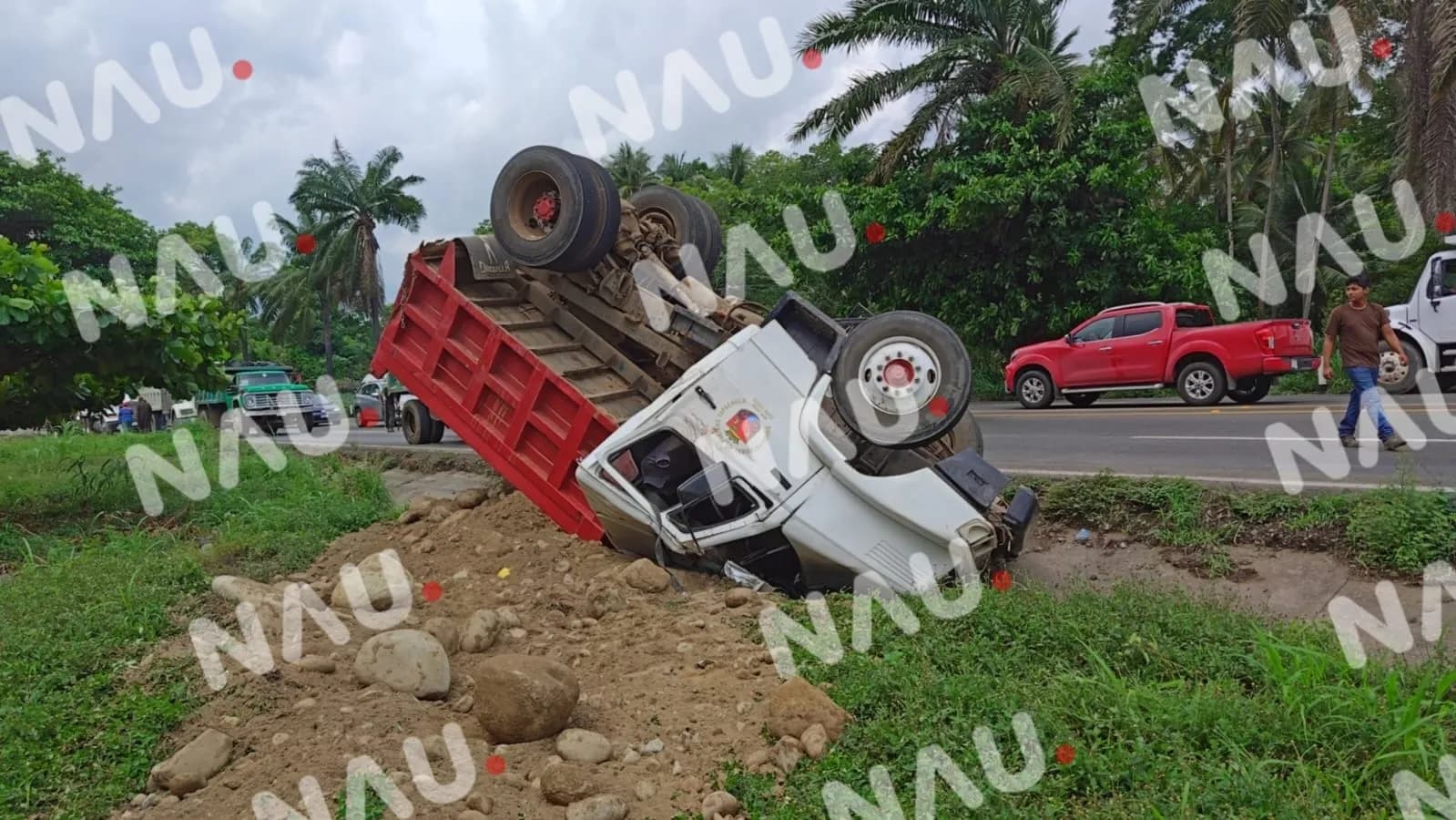 Accidente en carretera Tapachula-Puerto Madero: vuelca camión de volteo