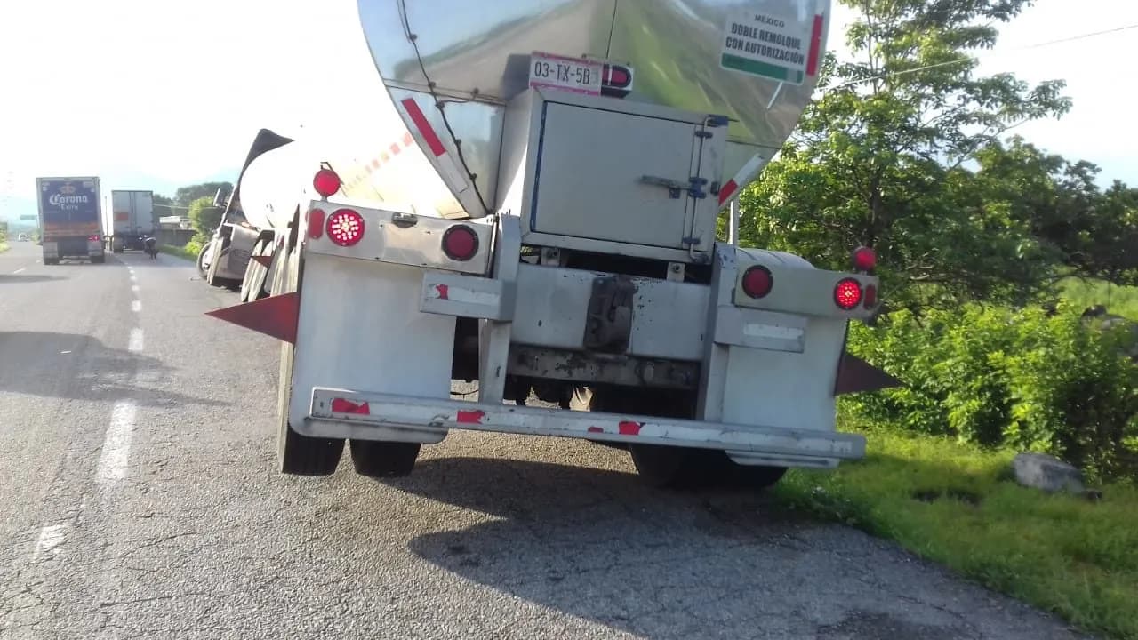 Tráiler que jalaba doble cisterna se cae a una cuneta