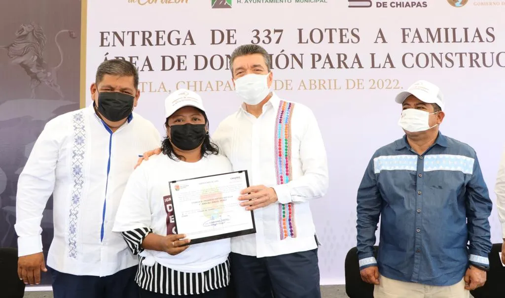 En Huixtla, entrega Rutilio Escandón 337 lotes a familias y área de donación para la construcción del Cobach