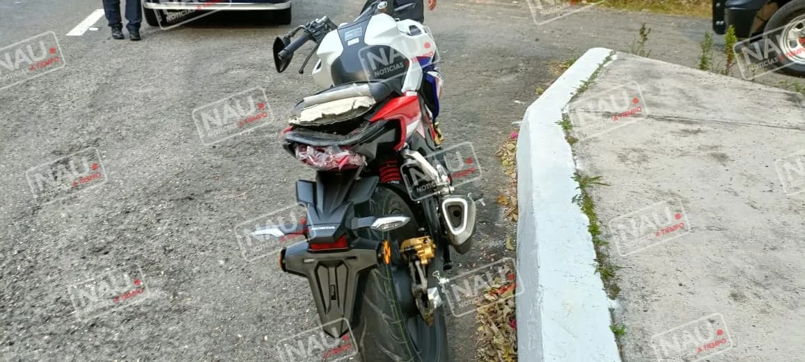 Abandonan motocicleta accidentada