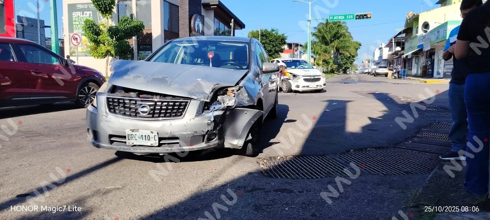 Colisión entre taxi y automóvil particular provoca caos vial en el centro de Tapachula