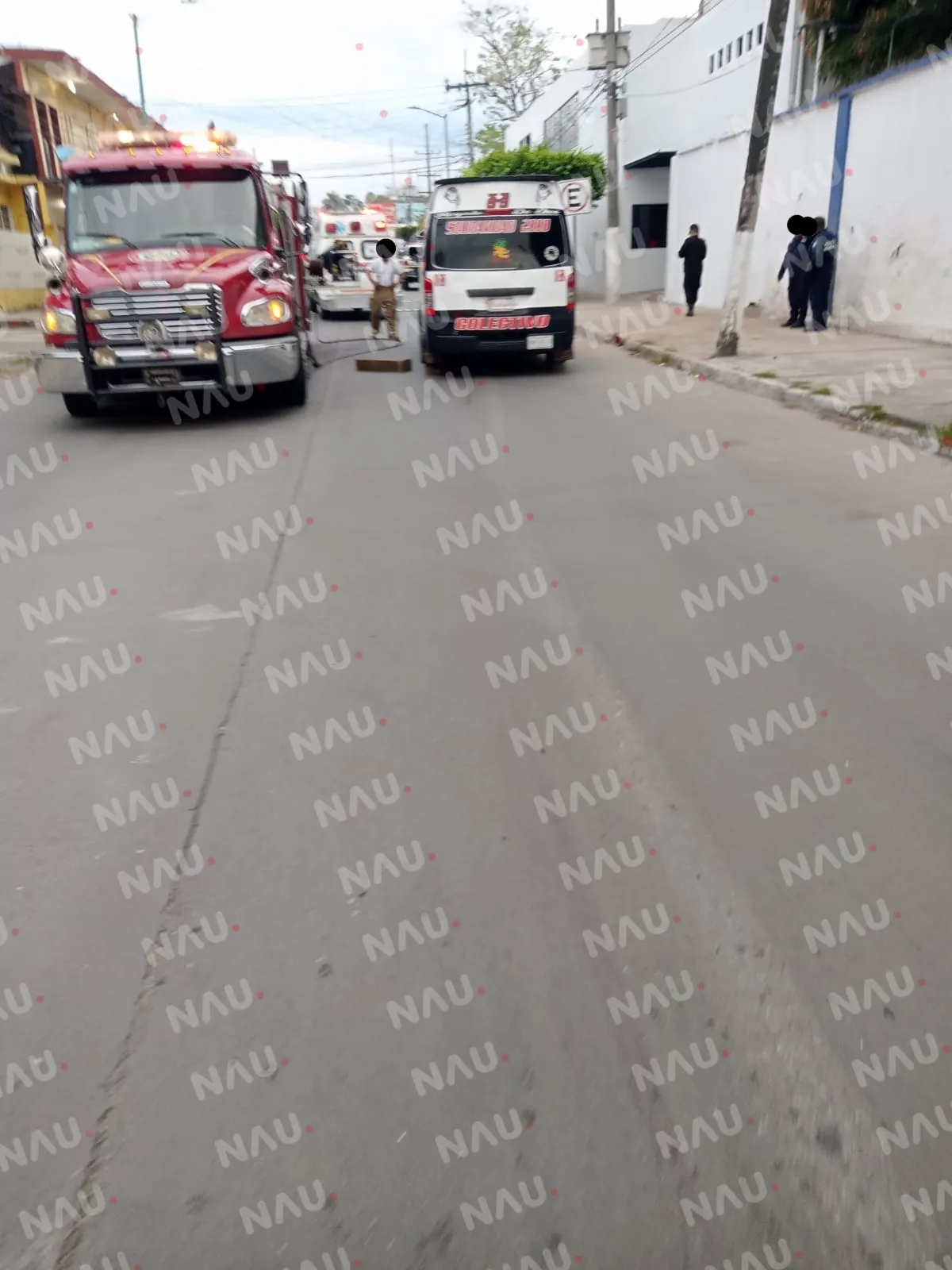 Muere Motociclista al quedar debajo de una combi de pasaje