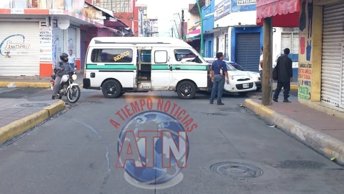 Solo daños a chocar combi y taxi en el centro de Tapachula