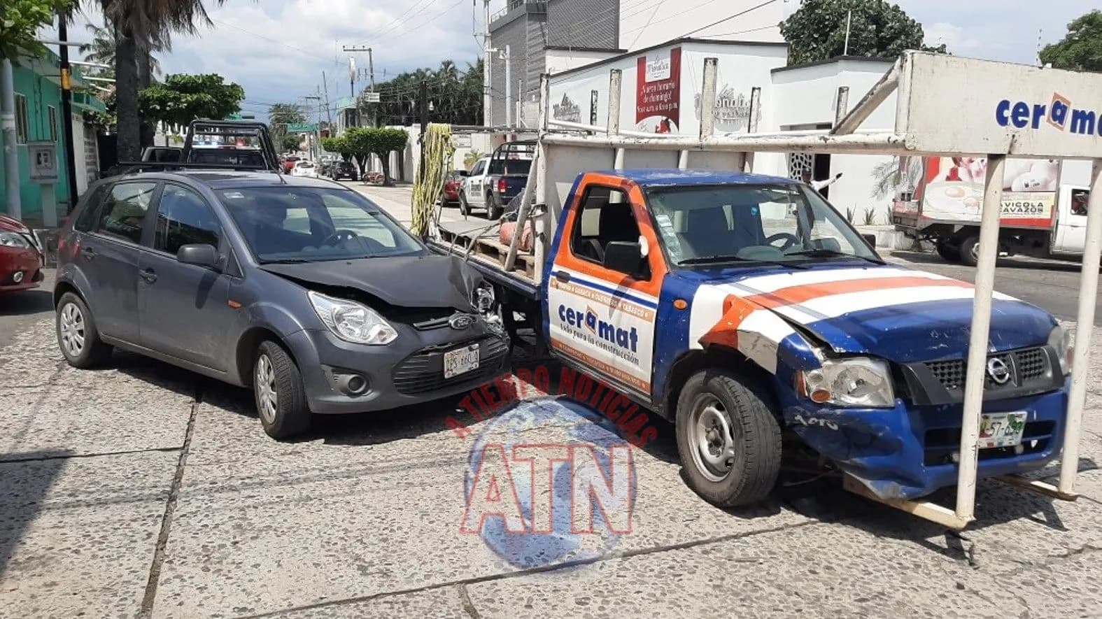 Accidente entre dos automóviles deja daños materiales