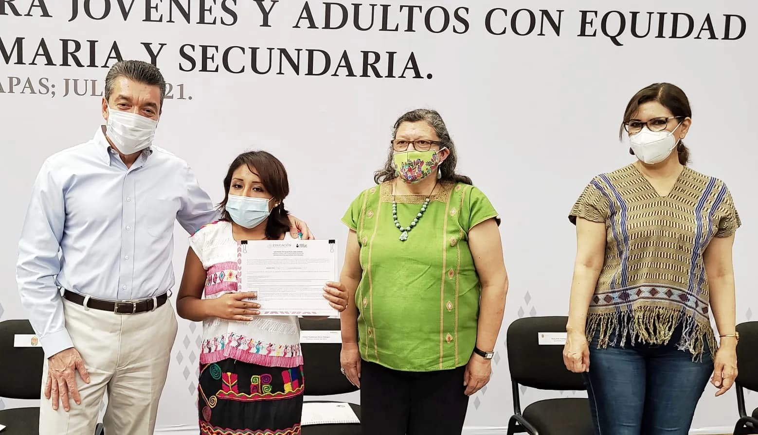 Reconocen esfuerzo de personas adultas que se graduaron de educación básica en el Icheja