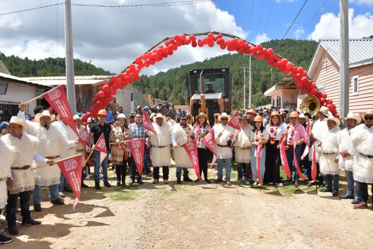 Inicia pavimentación de carretera en la comunidad El Escalón