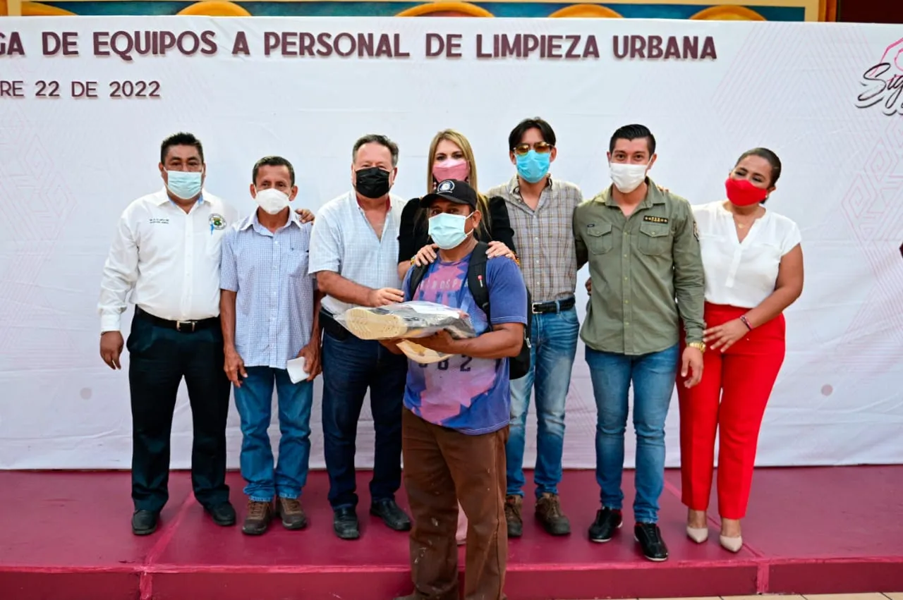 ROSY URBINA DOTA DE EQUIPO A PERSONAL DE LIMPIEZA URBANA