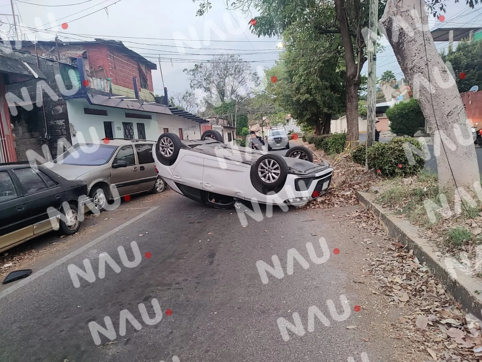 Vuelca carro tras chocar contra un vehículo estacionado.