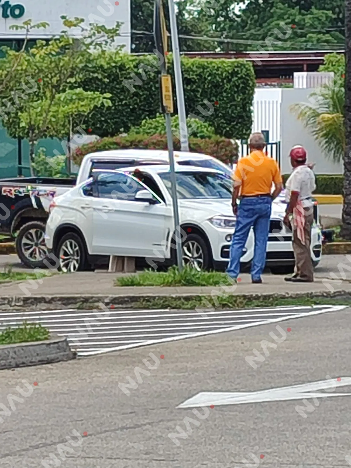 Camioneta BMW y motocicleta protagonizan percance en la Central de Tapachula
