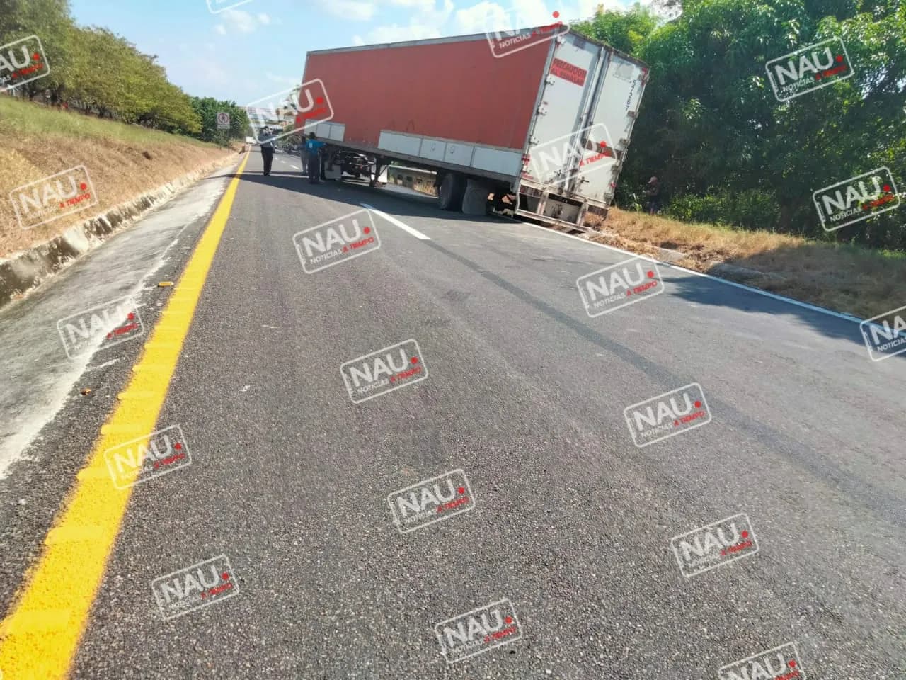 Falla mecánica ocasiona que se desprenda caja y quedé atravesado.