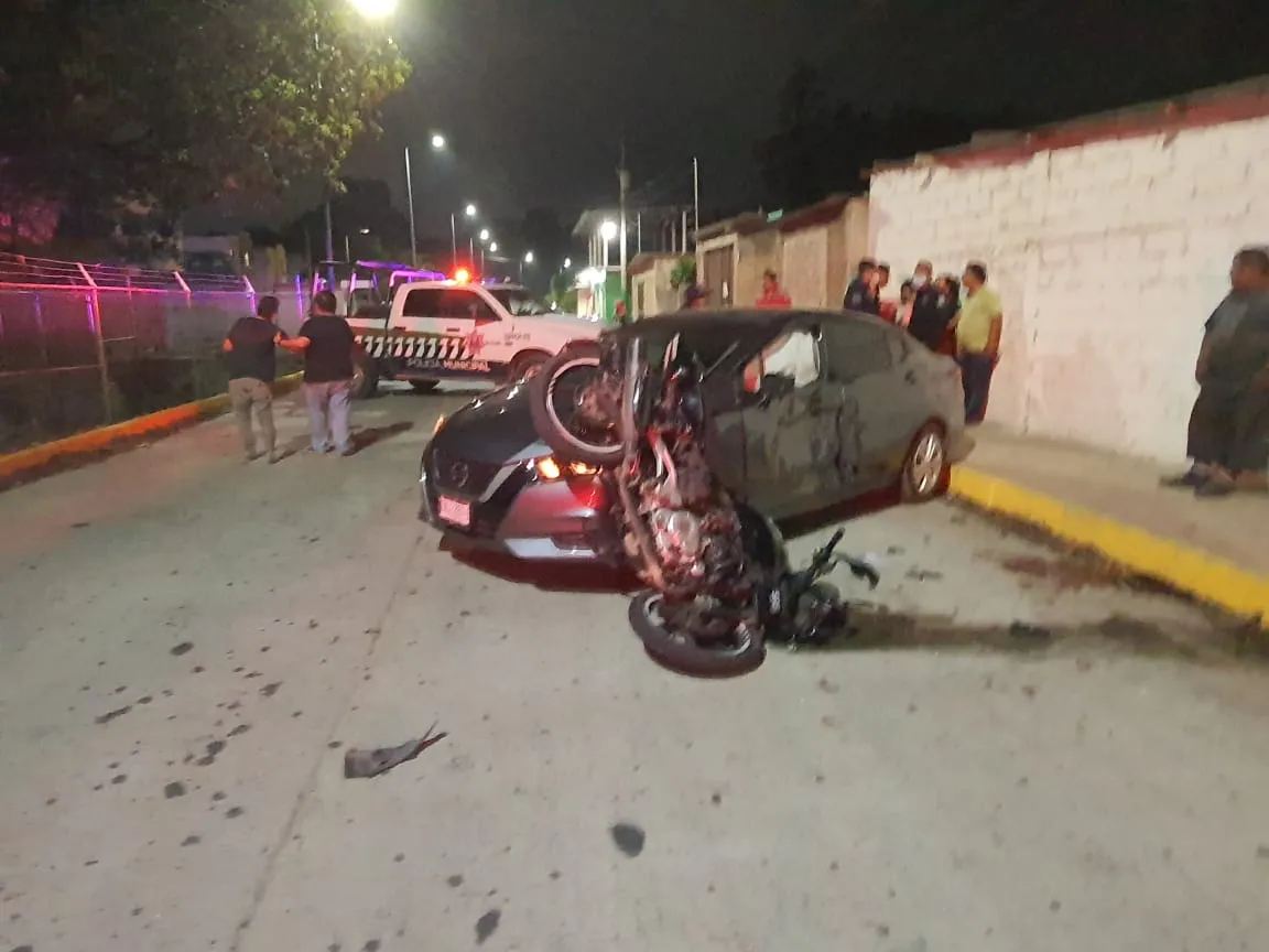 Un lesionado deja accidente entre una motocicleta y un vehículo