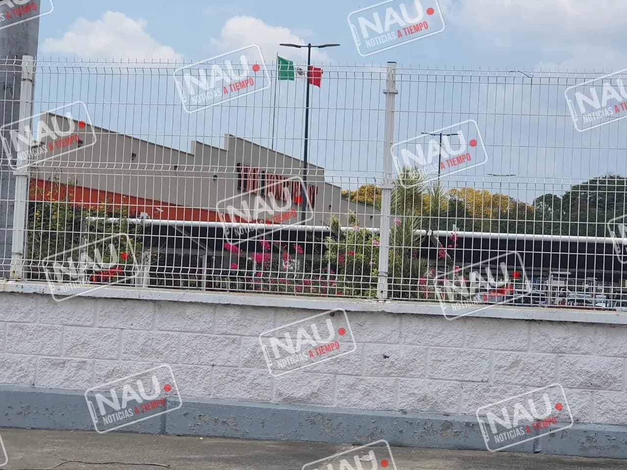 Siguen delincuentes robando en los carros en Home Depot
