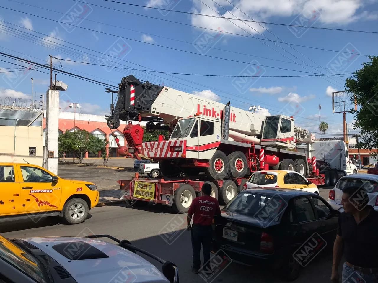 Tráiler de plataforma derriba semáforo de la 6ª norte y 17 calle poniente