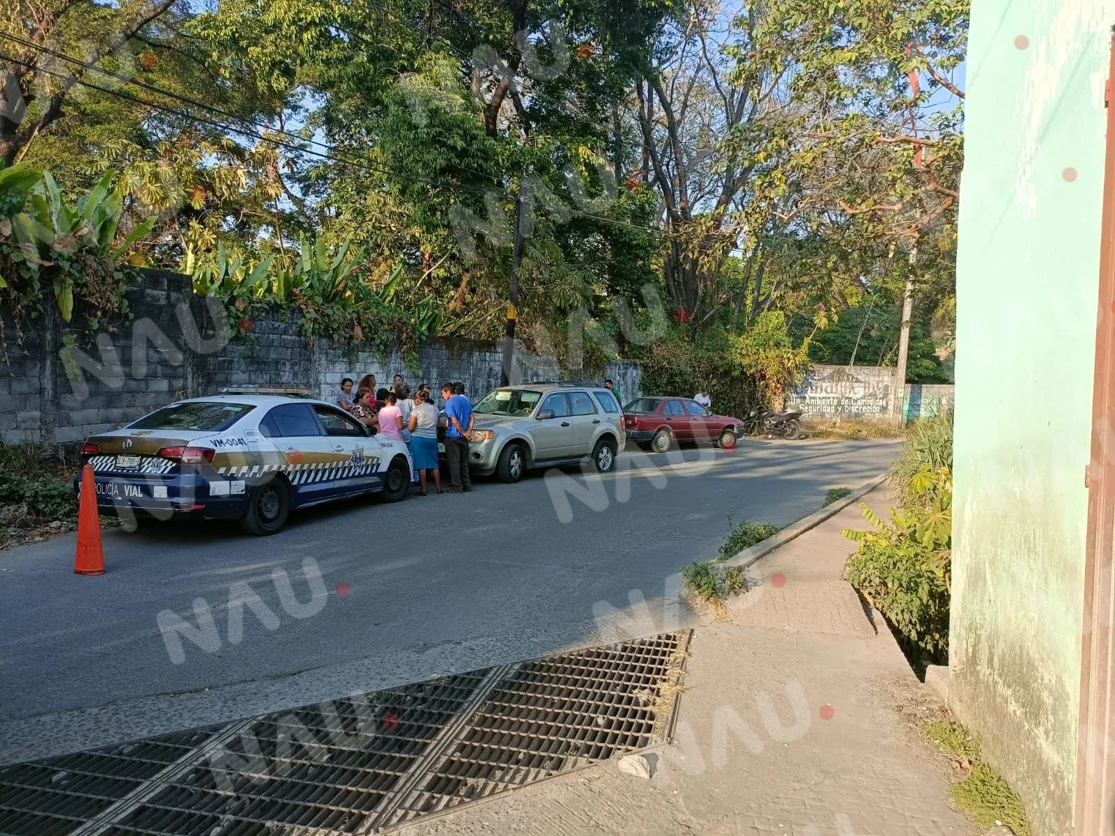 Motociclista impacta a un vehículo por librar una alcantarilla en mal estado