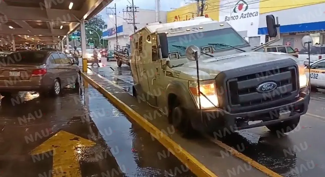 Vehículo de transporte de valores cae en un registro sin tapa