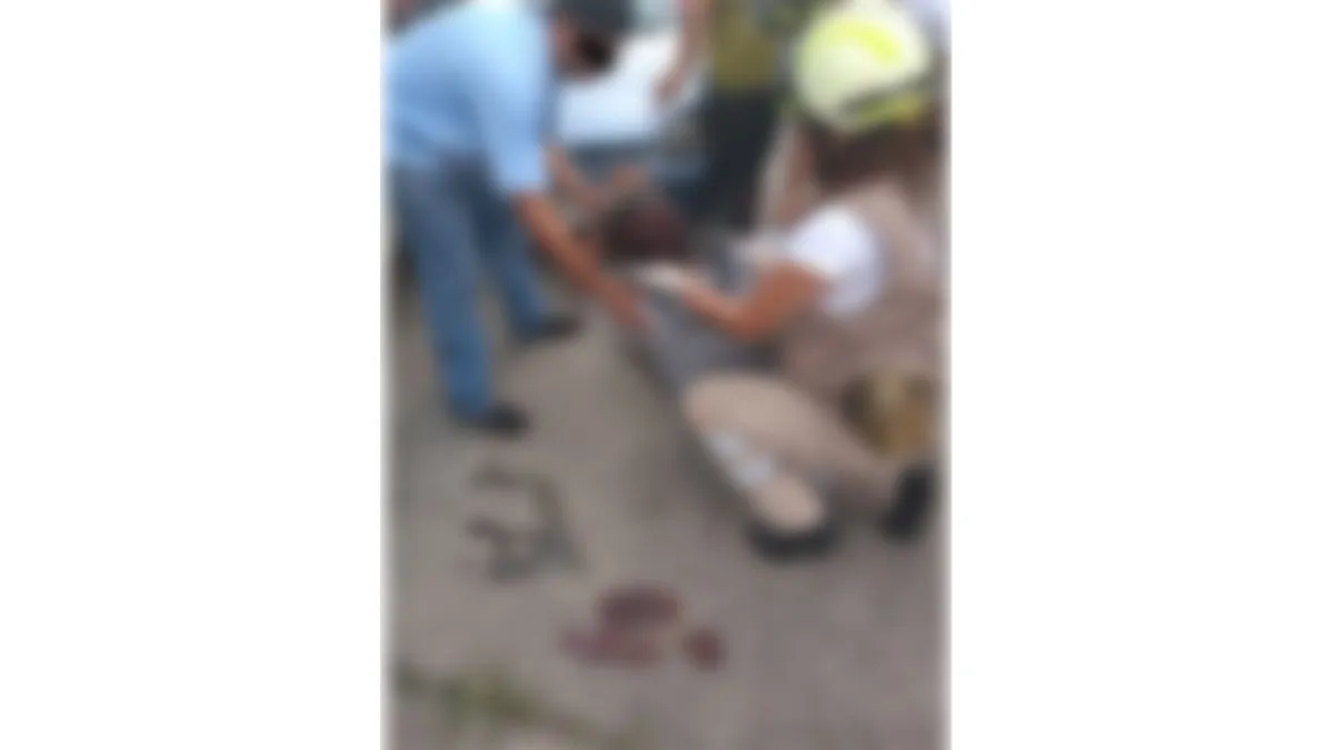 Cayó de su propia altura y se hizo una herida en la cabeza