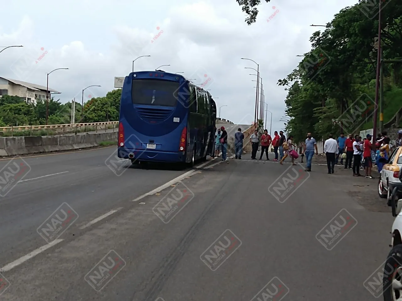 Autobús de pasaje con destino a Mérida recibió una pedrada y un migrante resultó con lesiones