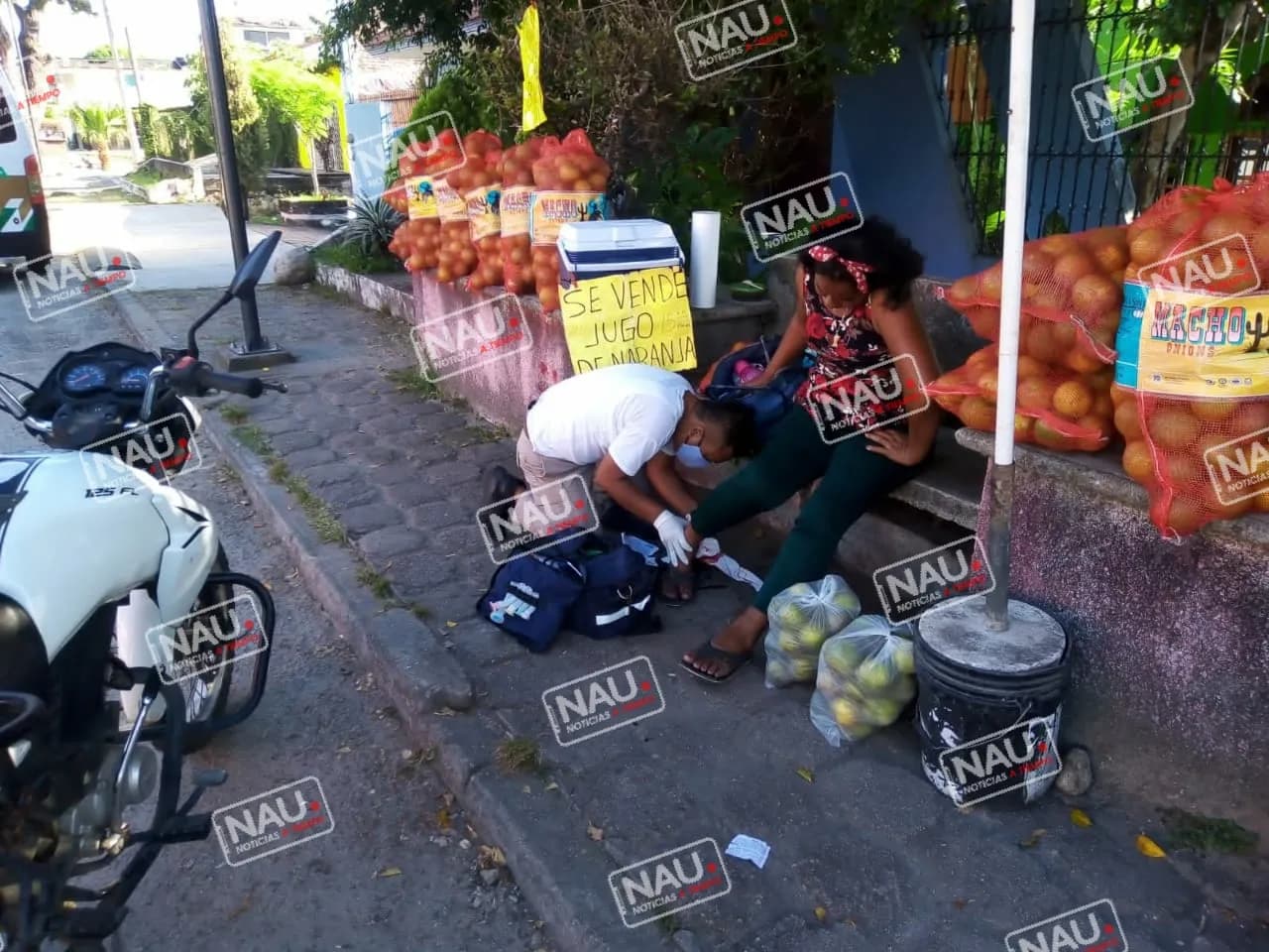 Señora lesionada al derrapar en su motocicleta.