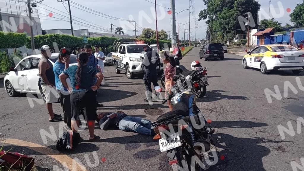 Choque de carro y motocicleta deja un lesionado