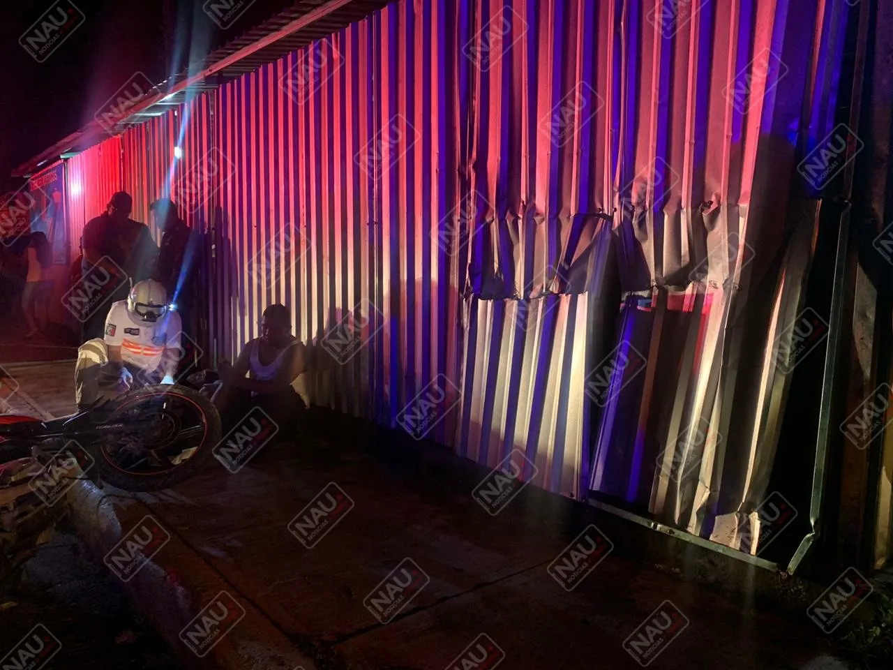 Motociclista termina estrellado en un muro de lámina en el bulevar Akishino